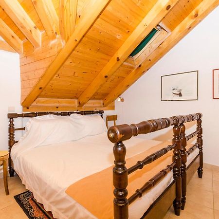 Apartments Draga - Traditional & In Center Vrboska Exterior photo