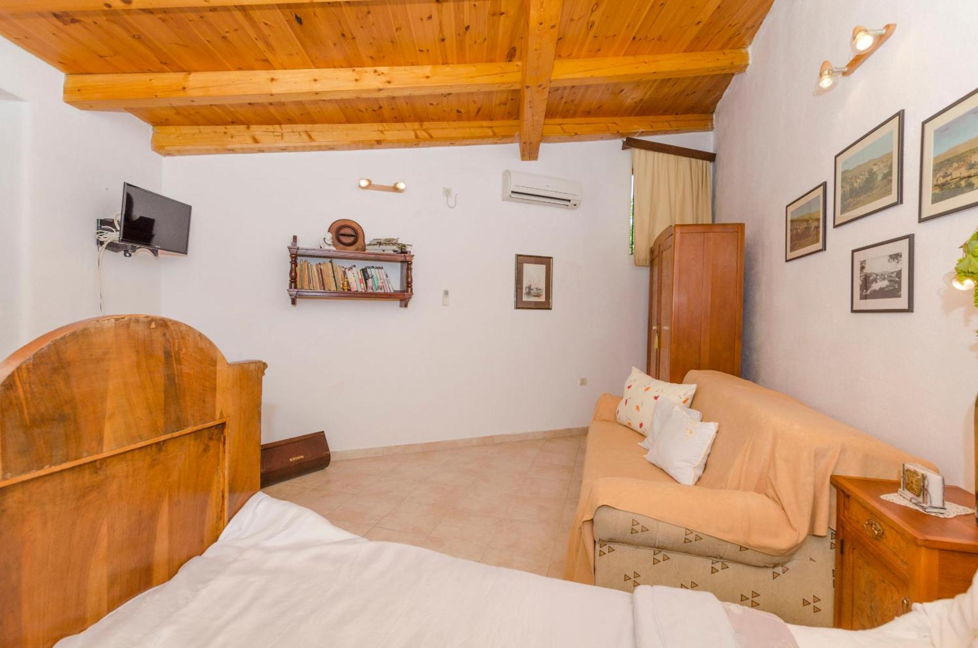 Apartments Draga - Traditional & In Center Vrboska Exterior photo