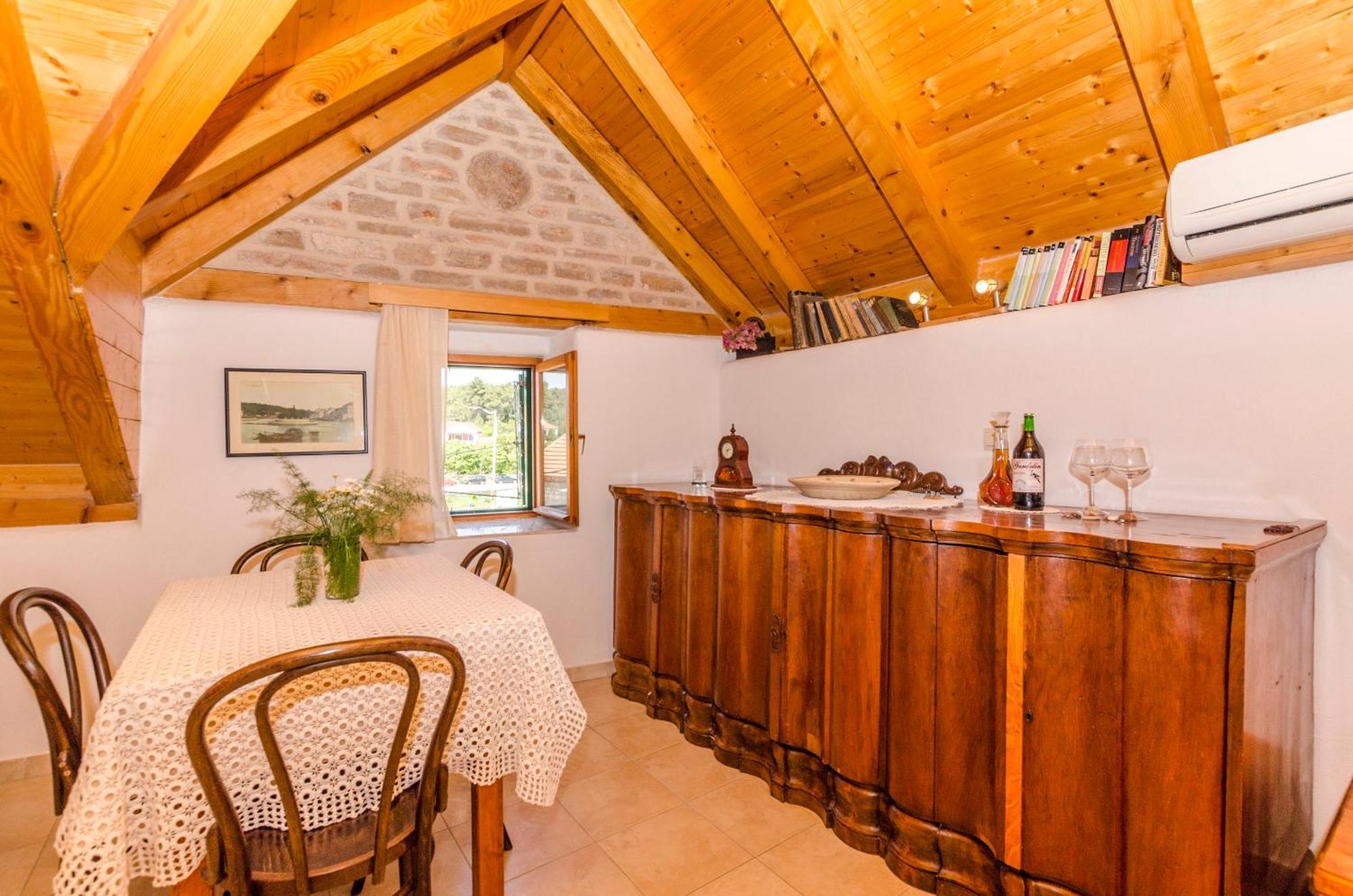 Apartments Draga - Traditional & In Center Vrboska Exterior photo