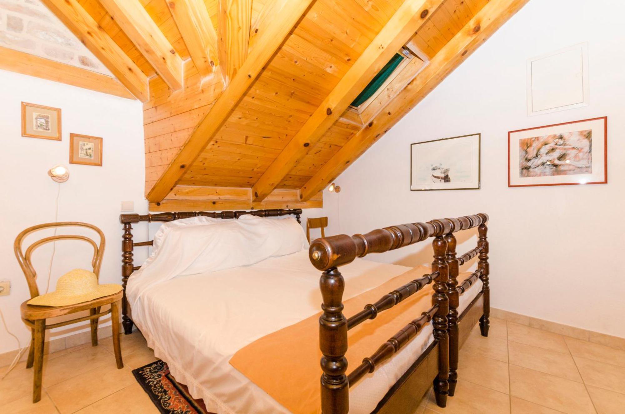 Apartments Draga - Traditional & In Center Vrboska Exterior photo