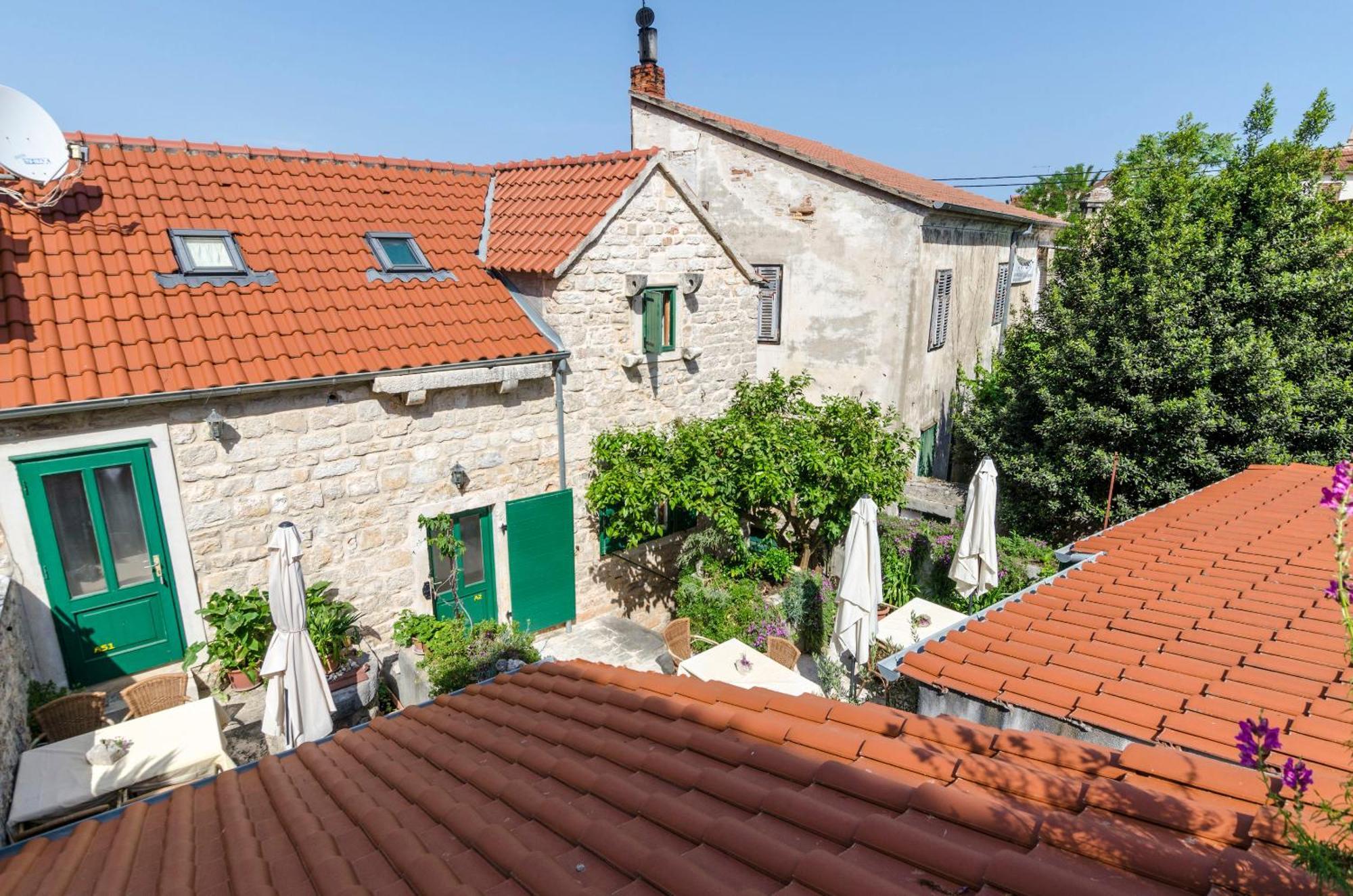 Apartments Draga - Traditional & In Center Vrboska Exterior photo