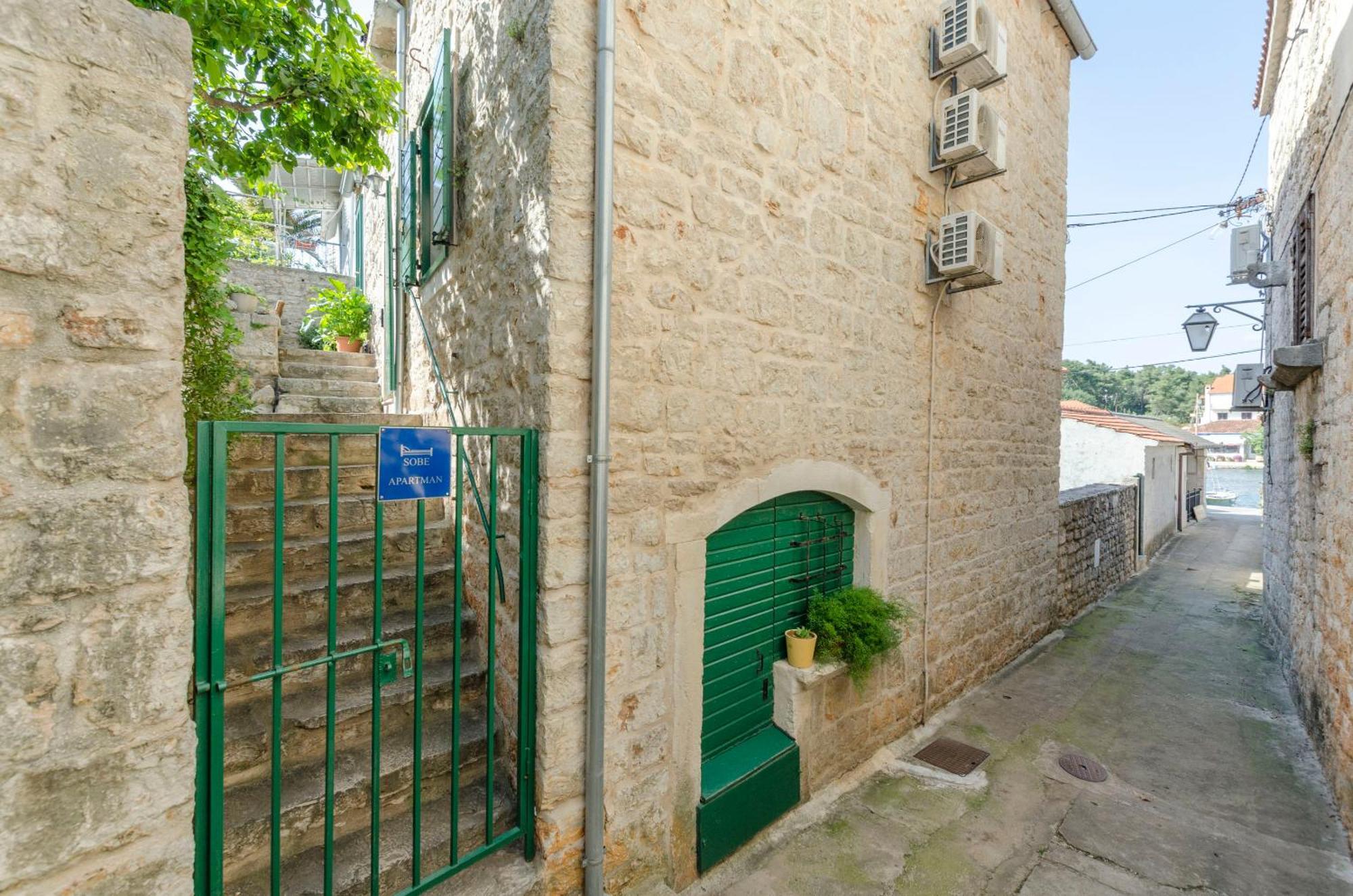 Apartments Draga - Traditional & In Center Vrboska Exterior photo