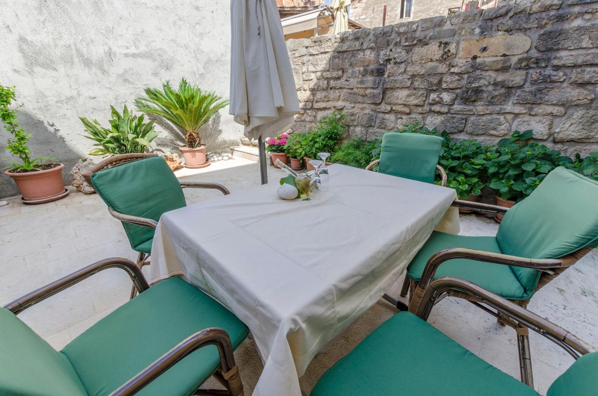 Apartments Draga - Traditional & In Center Vrboska Exterior photo