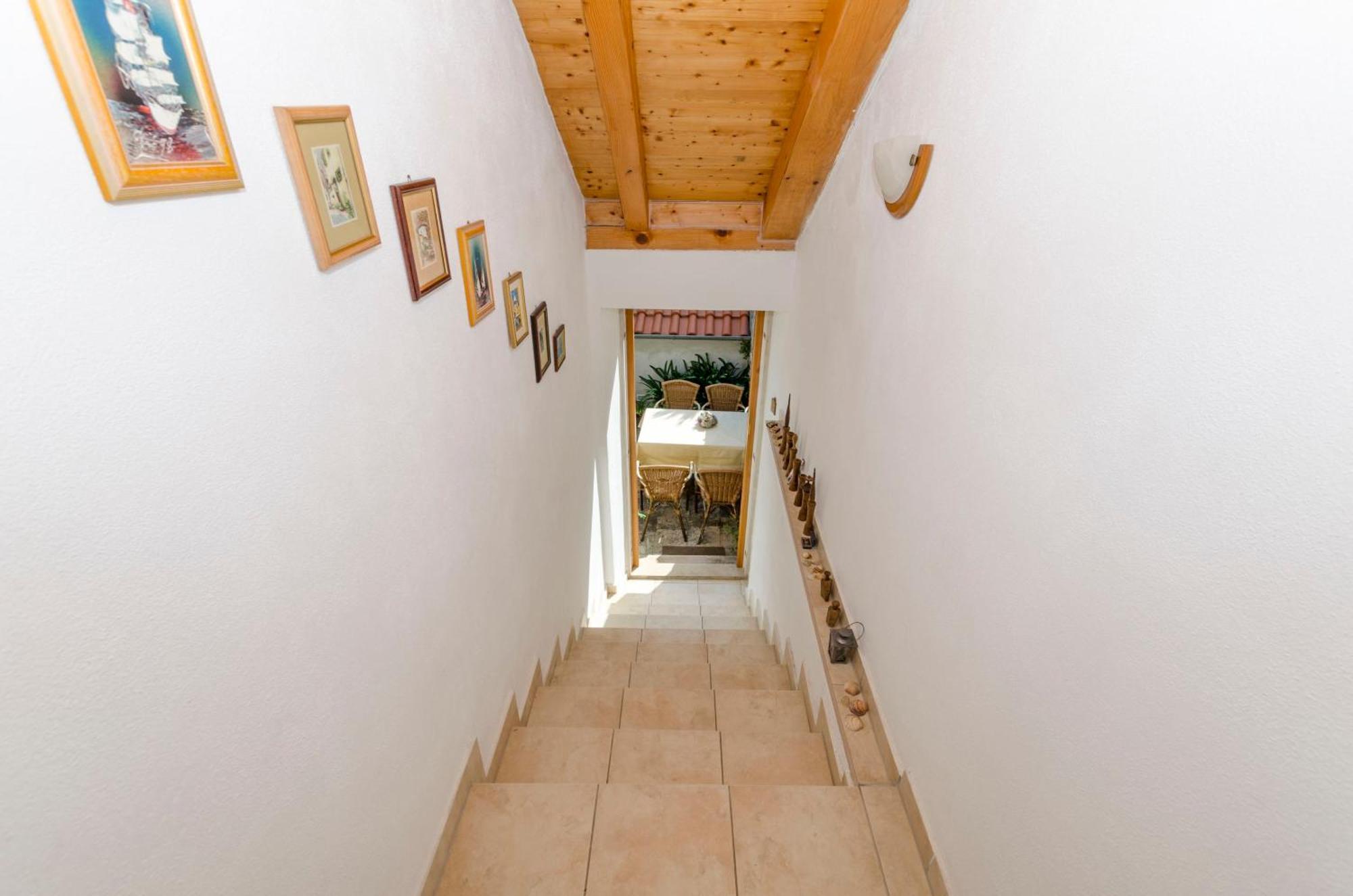 Apartments Draga - Traditional & In Center Vrboska Exterior photo