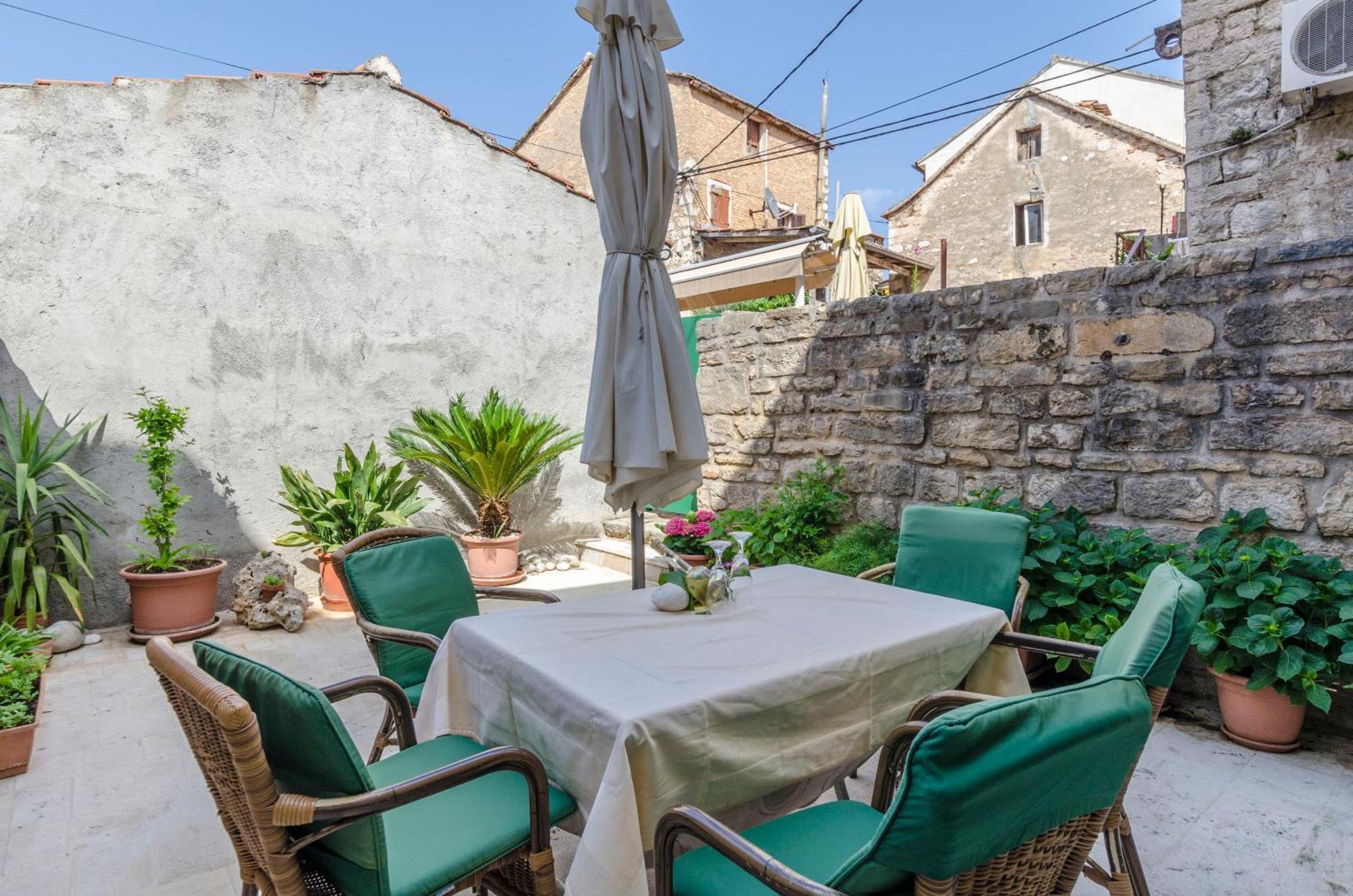 Apartments Draga - Traditional & In Center Vrboska Exterior photo