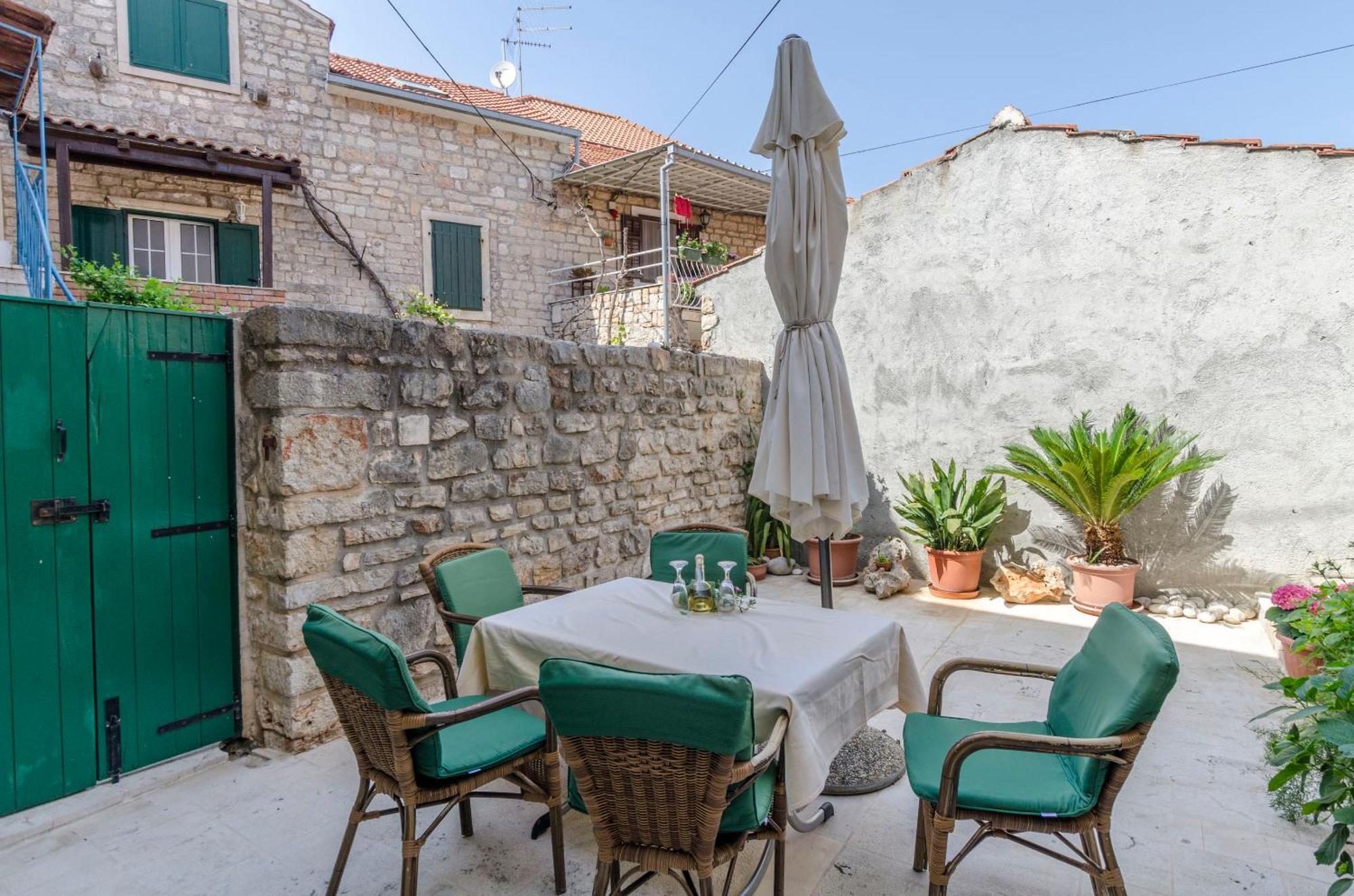 Apartments Draga - Traditional & In Center Vrboska Exterior photo