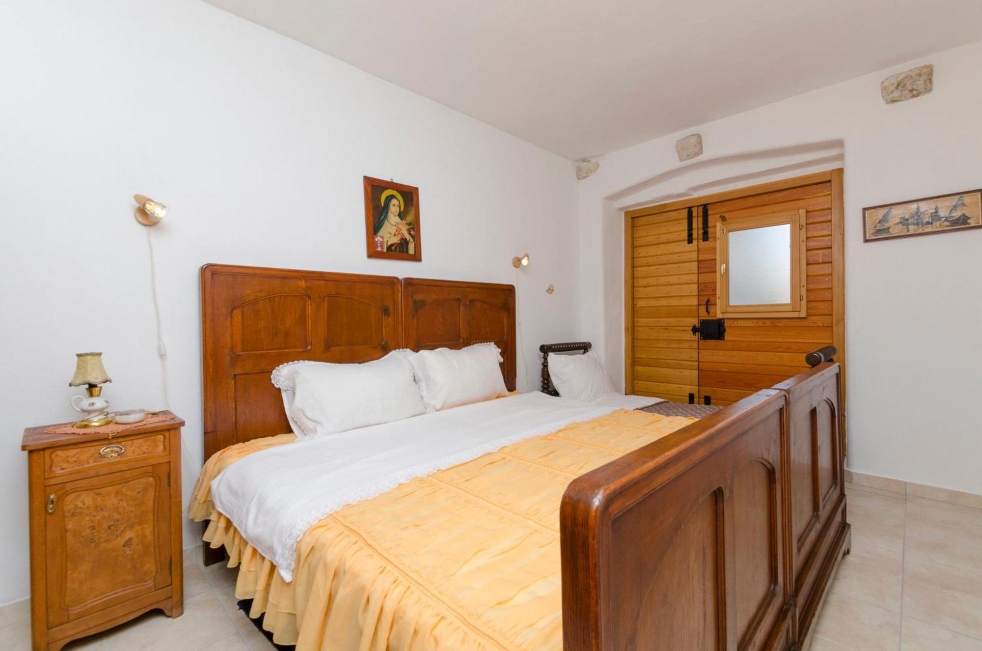 Apartments Draga - Traditional & In Center Vrboska Exterior photo