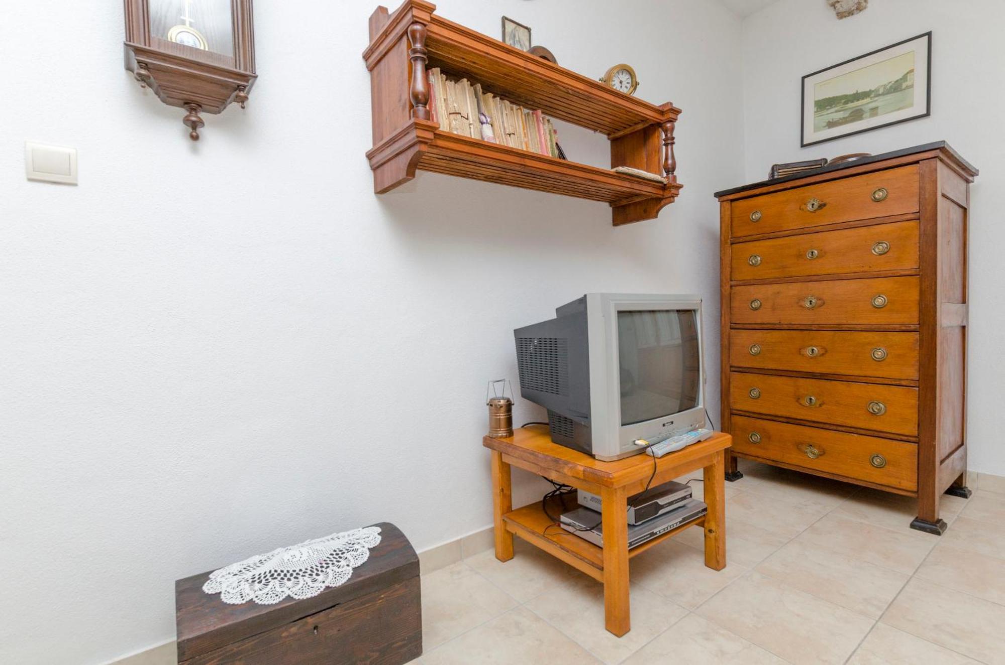 Apartments Draga - Traditional & In Center Vrboska Exterior photo
