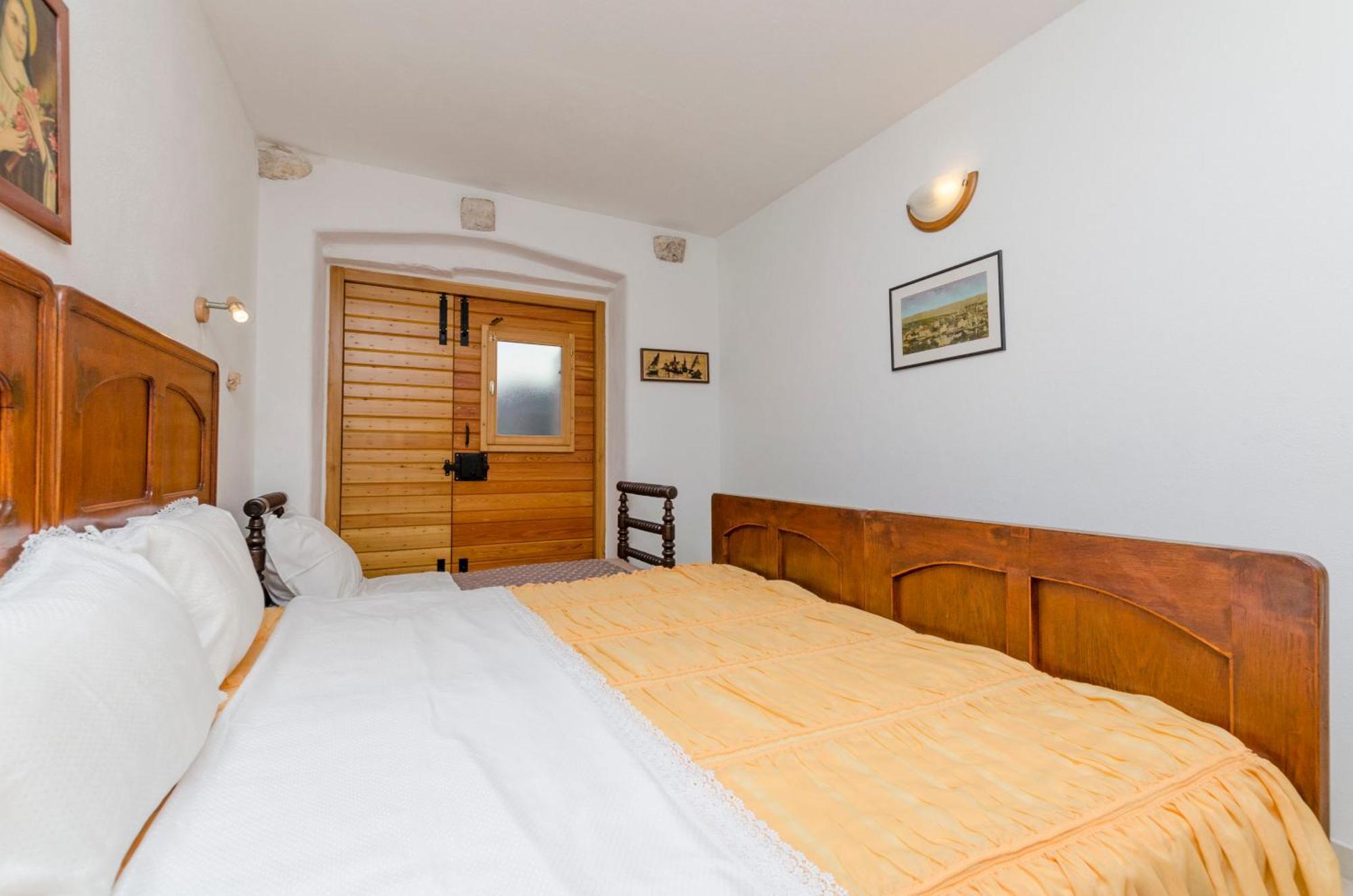 Apartments Draga - Traditional & In Center Vrboska Exterior photo