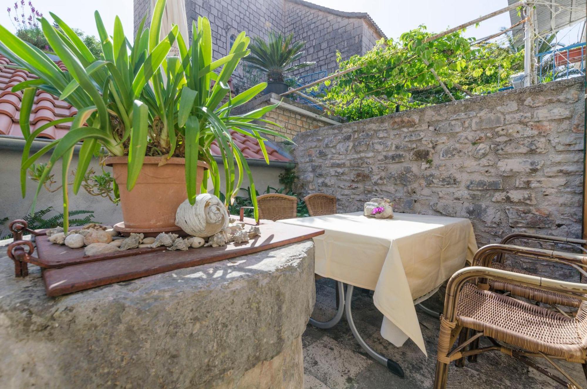 Apartments Draga - Traditional & In Center Vrboska Exterior photo
