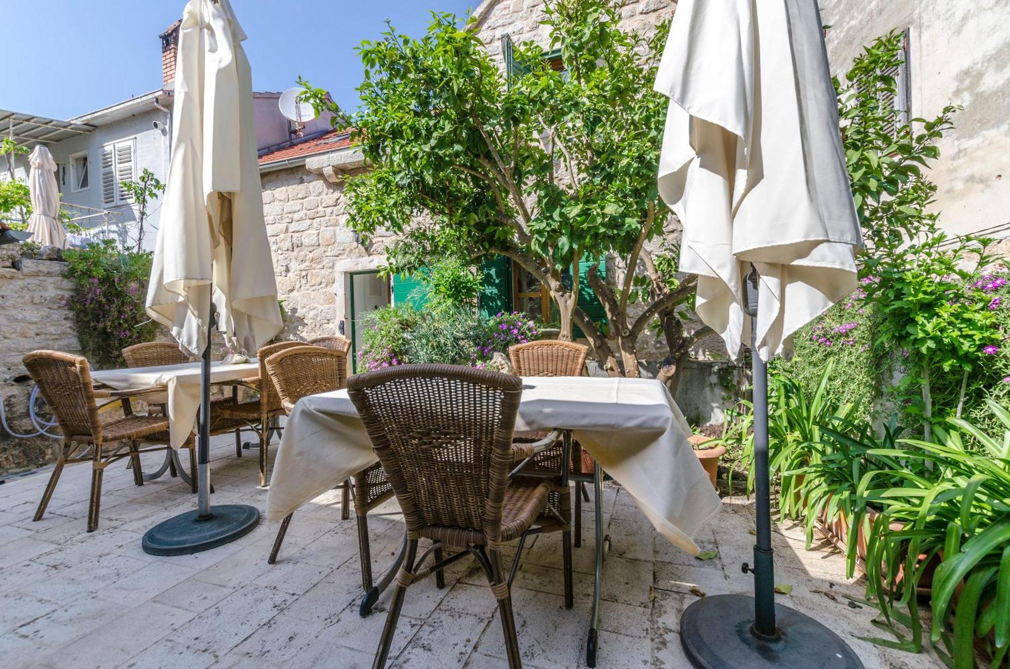 Apartments Draga - Traditional & In Center Vrboska Exterior photo
