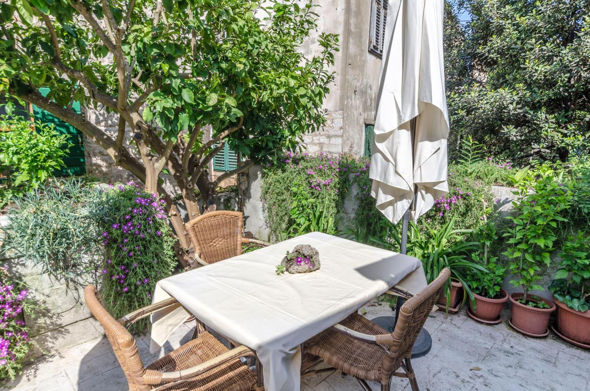 Apartments Draga - Traditional & In Center Vrboska Exterior photo