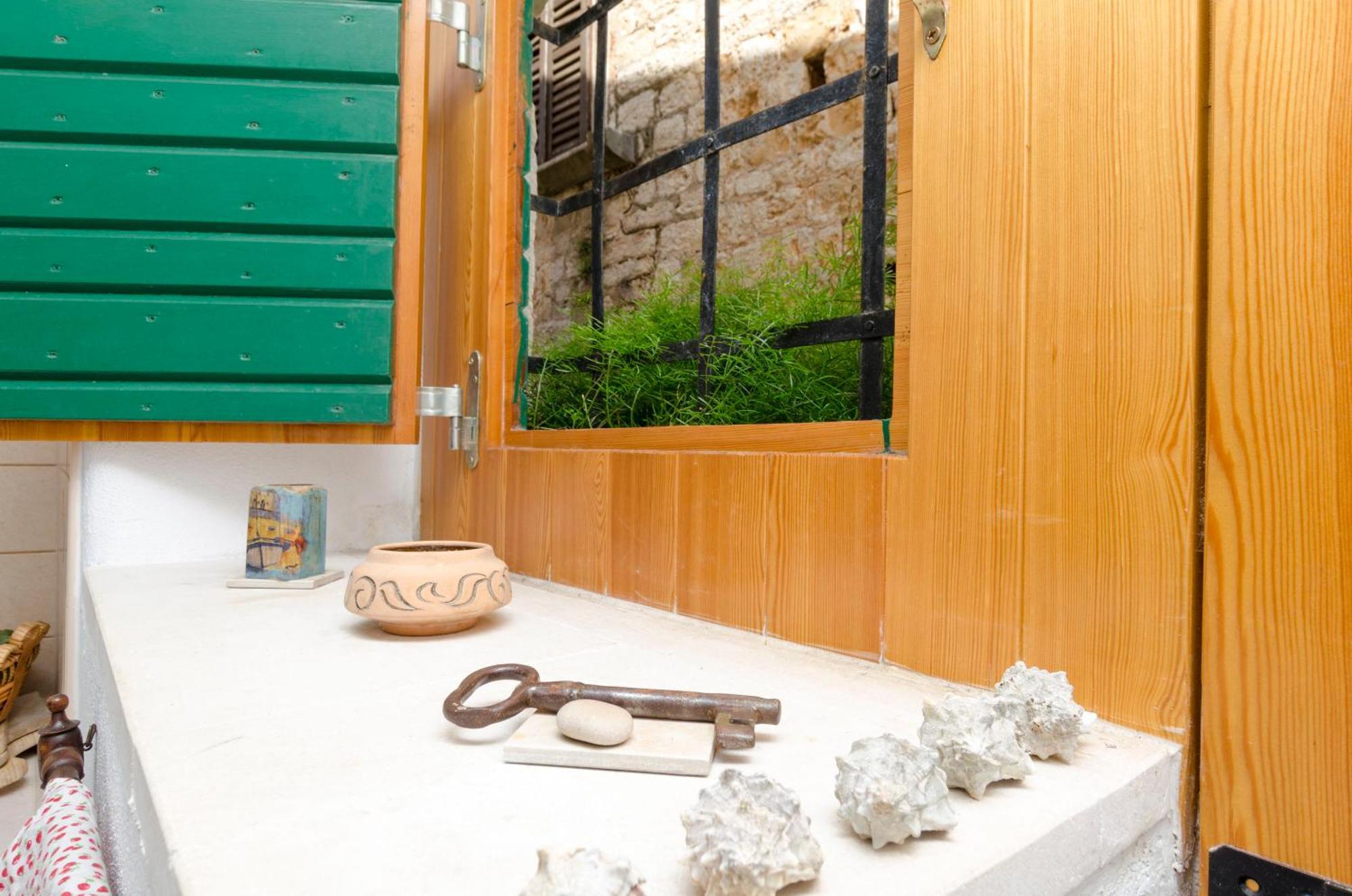 Apartments Draga - Traditional & In Center Vrboska Exterior photo