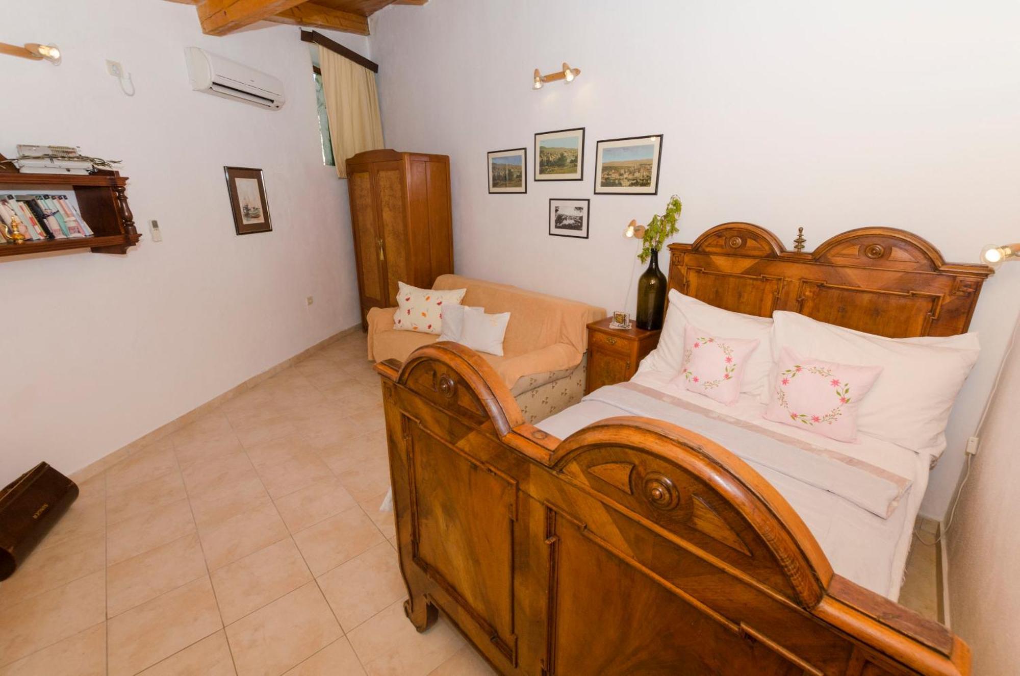 Apartments Draga - Traditional & In Center Vrboska Exterior photo
