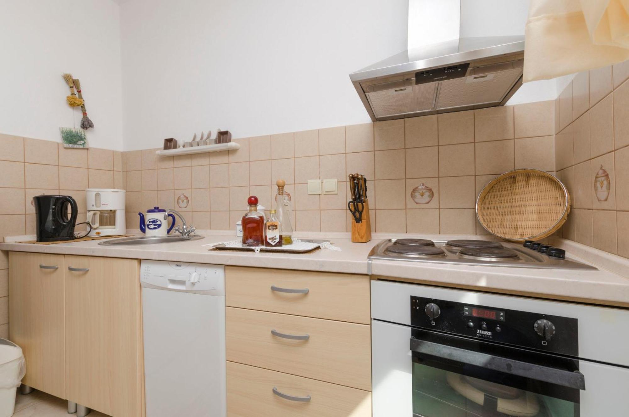 Apartments Draga - Traditional & In Center Vrboska Exterior photo