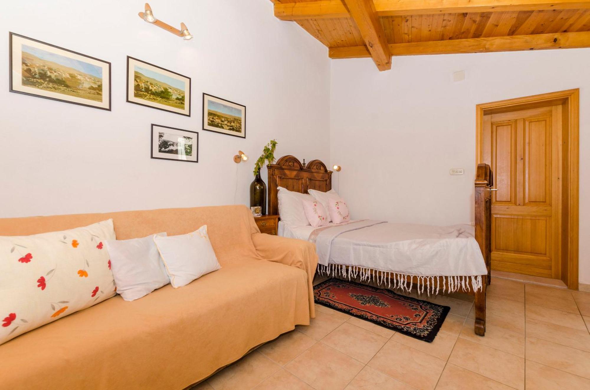 Apartments Draga - Traditional & In Center Vrboska Exterior photo