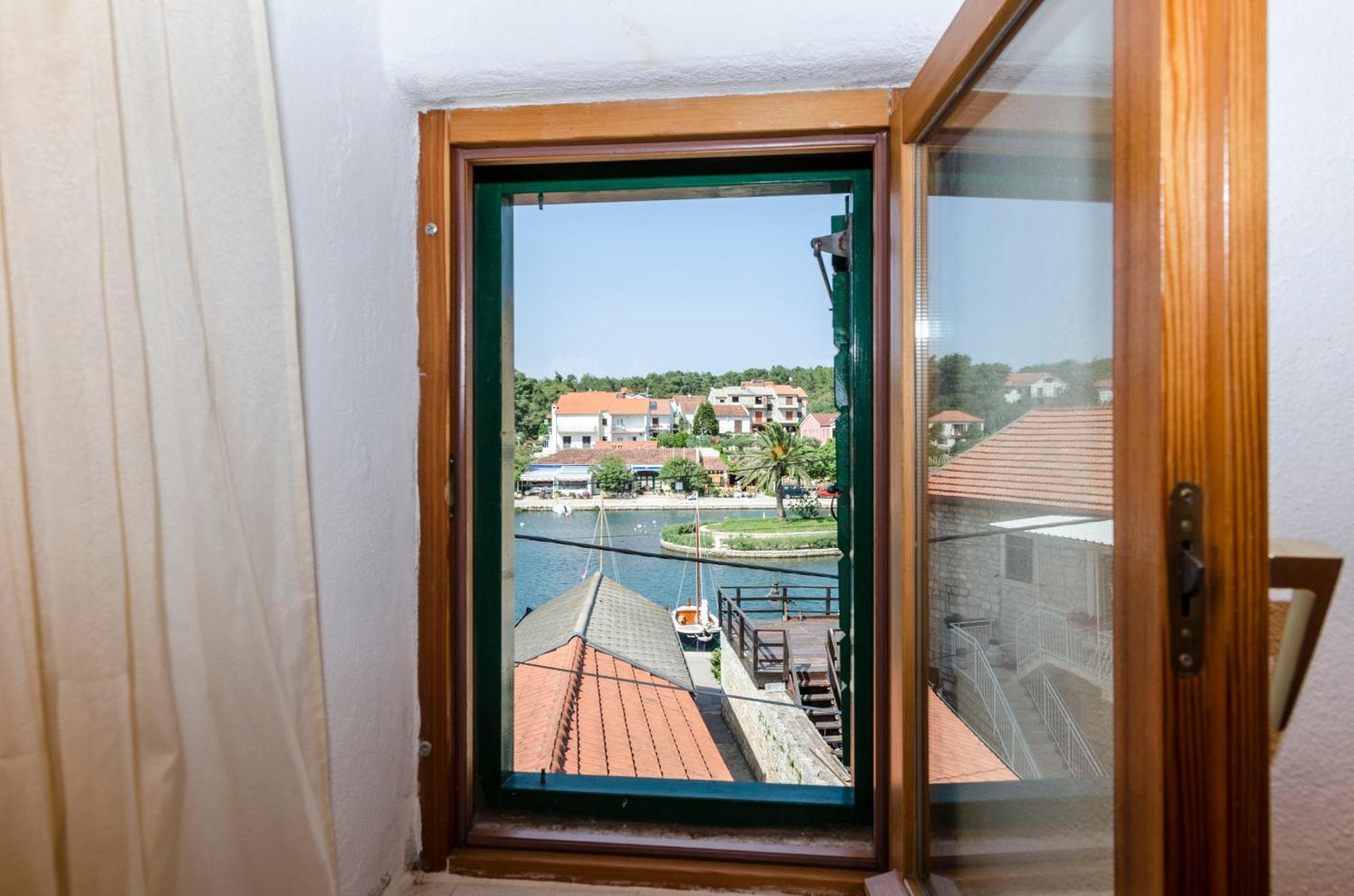 Apartments Draga - Traditional & In Center Vrboska Exterior photo