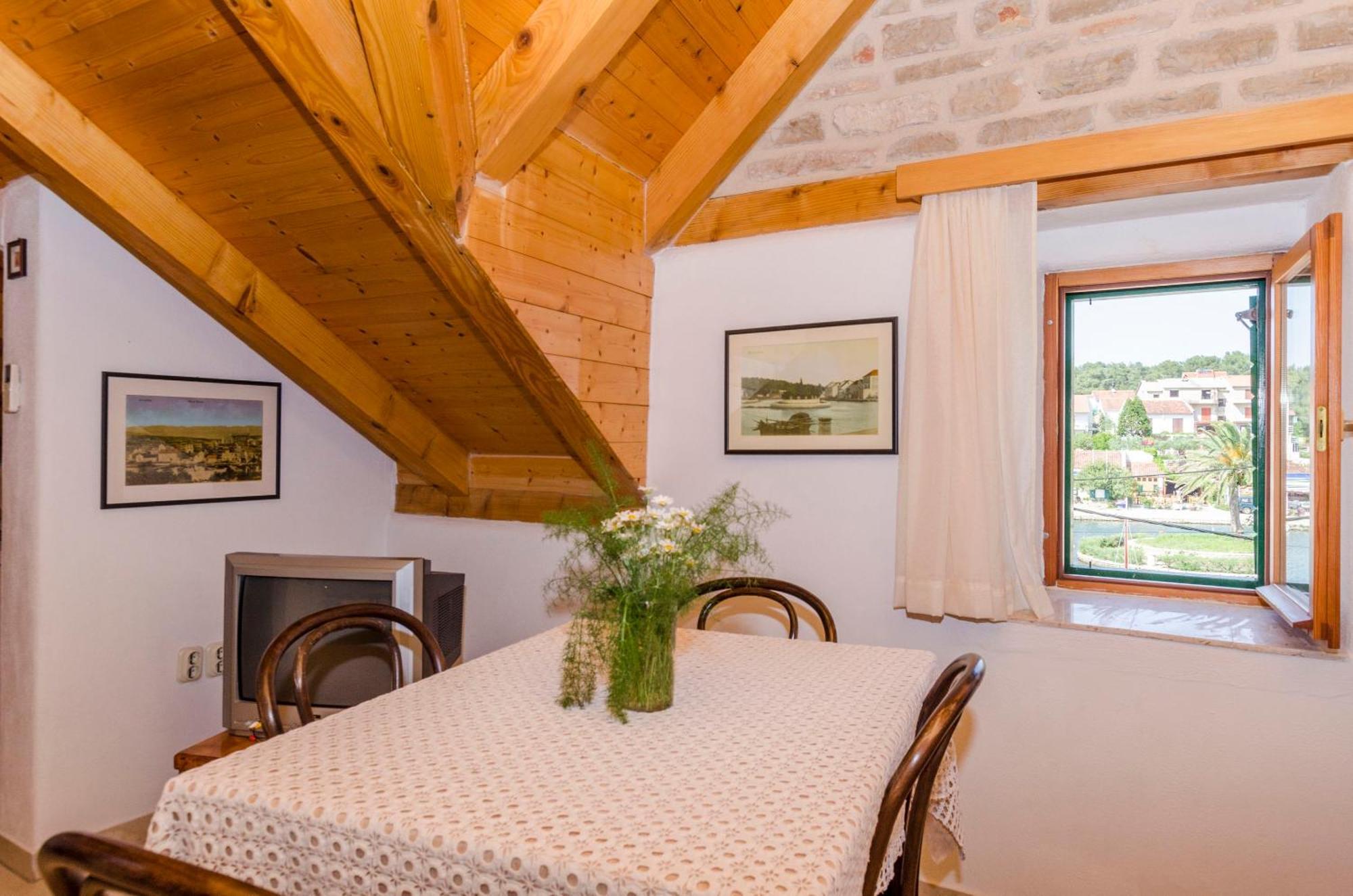 Apartments Draga - Traditional & In Center Vrboska Exterior photo