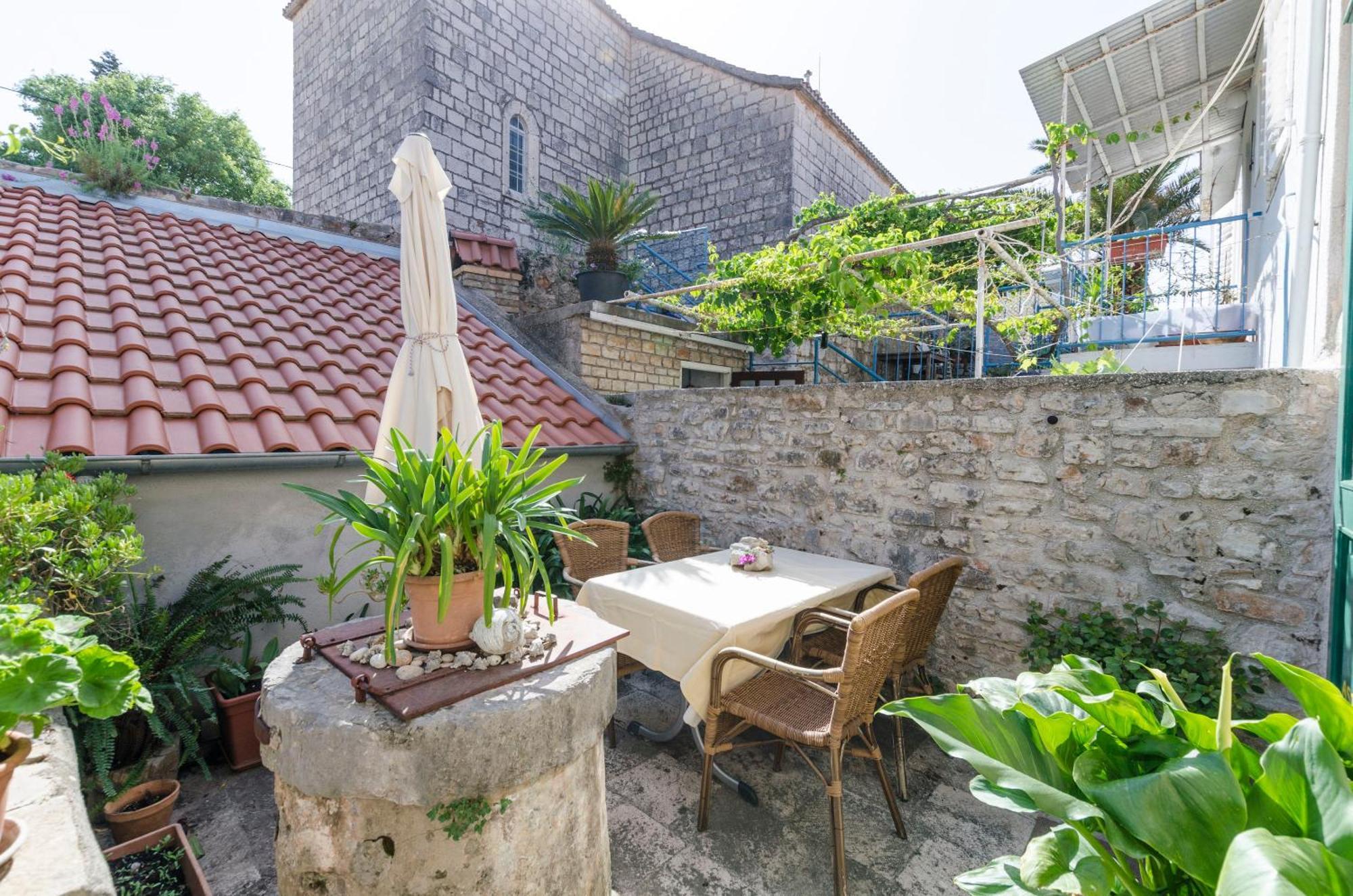 Apartments Draga - Traditional & In Center Vrboska Exterior photo