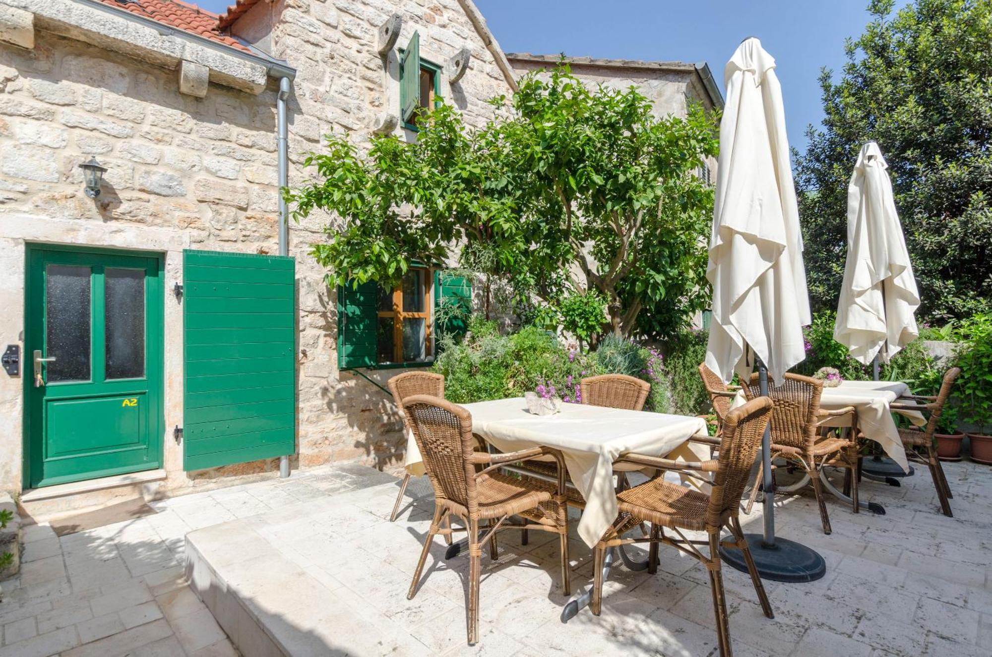 Apartments Draga - Traditional & In Center Vrboska Exterior photo