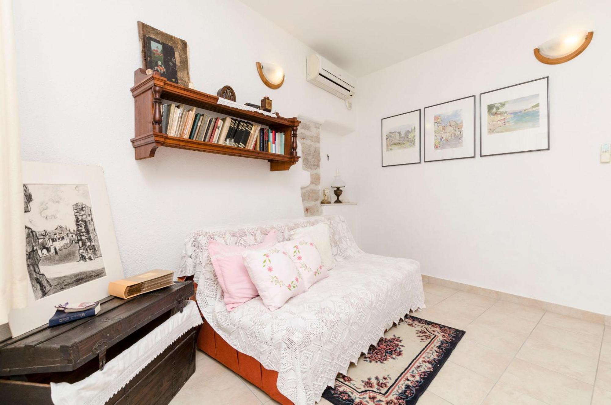 Apartments Draga - Traditional & In Center Vrboska Exterior photo
