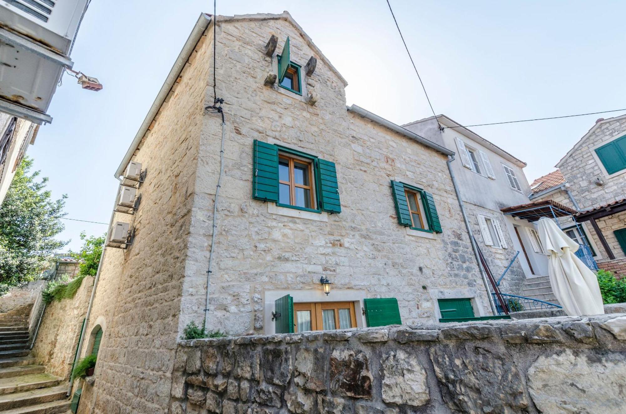 Apartments Draga - Traditional & In Center Vrboska Exterior photo