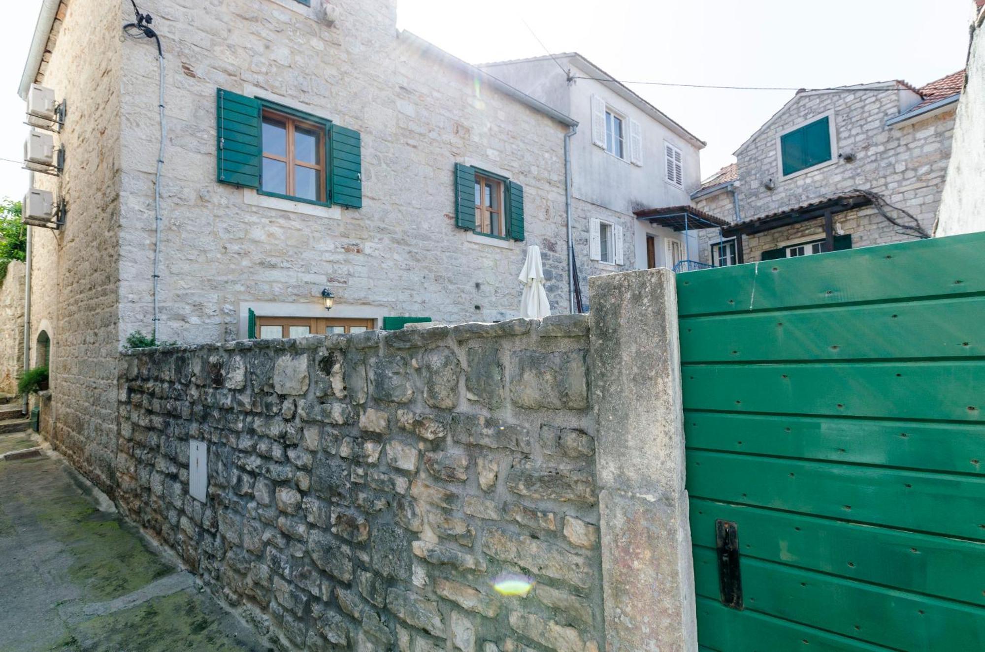 Apartments Draga - Traditional & In Center Vrboska Exterior photo