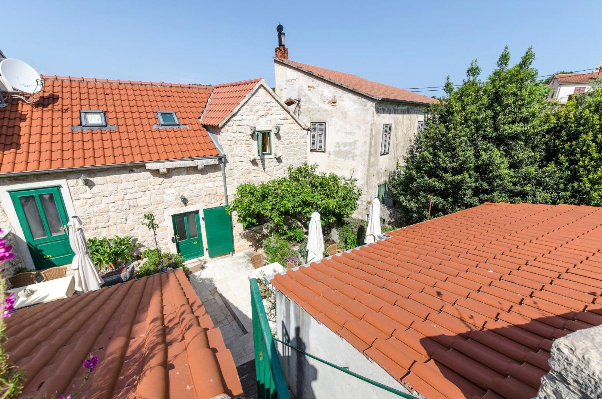 Apartments Draga - Traditional & In Center Vrboska Exterior photo
