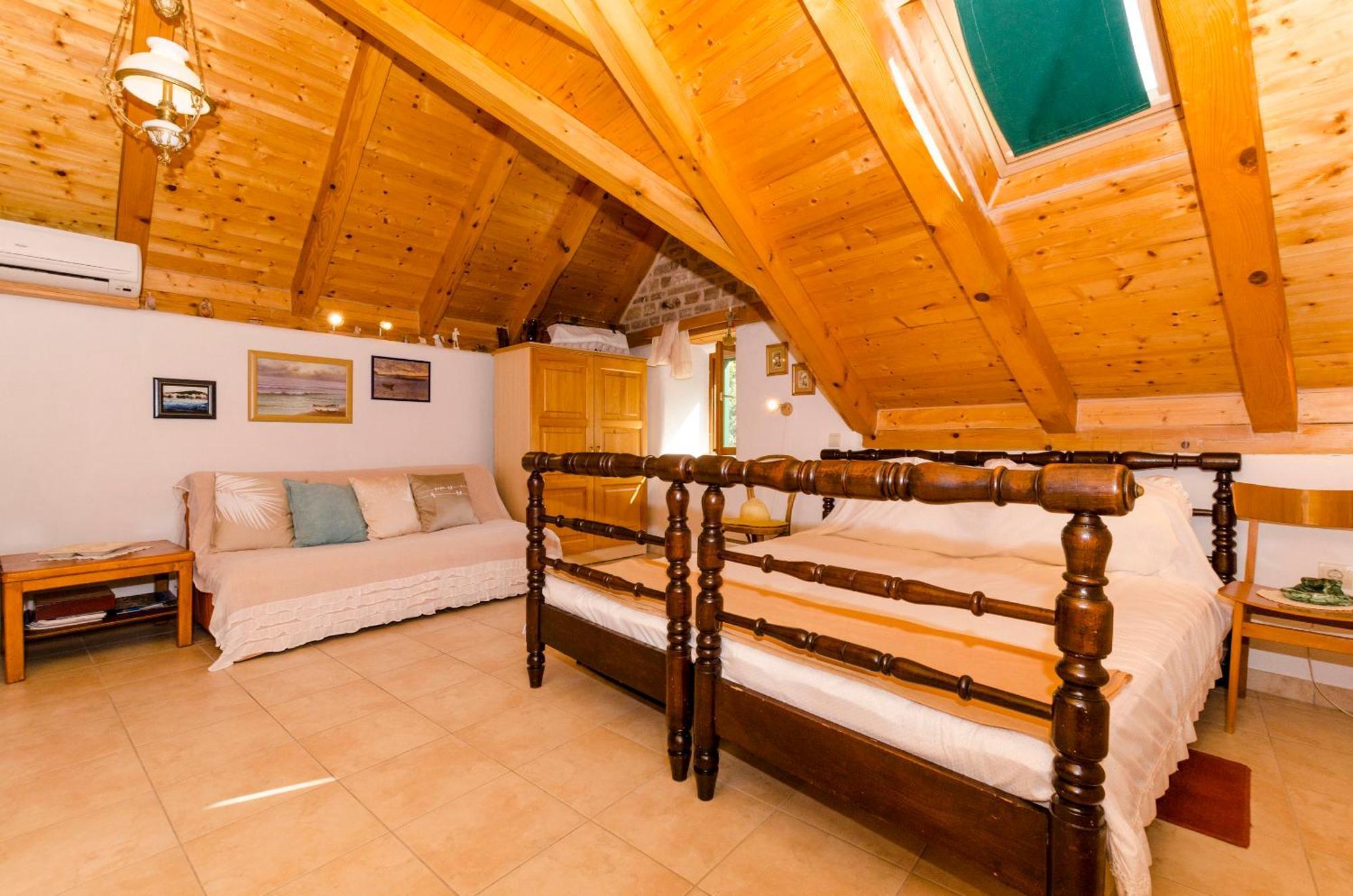 Apartments Draga - Traditional & In Center Vrboska Exterior photo
